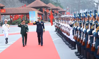 Bộ trưởng Quốc phòng hai nước duyệt đội quân danh dự Quân đội Nhân dân Việt Nam. 