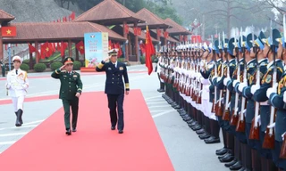 Bộ trưởng Quốc phòng hai nước duyệt đội quân danh dự Quân đội Nhân dân Việt Nam. 