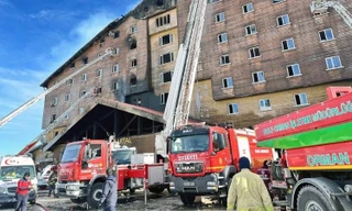 Hiện trường vụ cháy khách sạn ở khu trượt tuyết Thổ Nhĩ Kỳ. (Ảnh: AP)