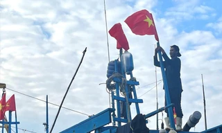 Ngư dân treo cờ mới chuẩn bị đón Tết trên biển. Ảnh: Lệ Thủy