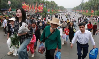 Hàng vạn người dân đổ về Đền Hùng dâng hương