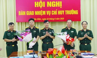 Bàn giao nhiệm vụ Chỉ huy trưởng Bộ CHQS tỉnh Điện Biên