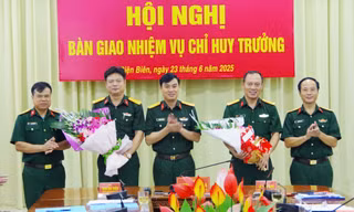 Bàn giao nhiệm vụ Chỉ huy trưởng Bộ CHQS tỉnh Điện Biên