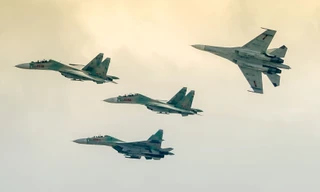 Tiêm kích Su-30MK2 nhào lộn trên bầu trời TPHCM