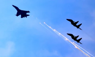 Tổng duyệt diễu binh, diễu hành 50 năm ngày thống nhất non sông: Tiêm kích Su-30MK2 thả bẫy nhiệt khi tiến vào TPHCM