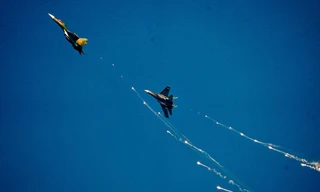 Tiêm kích Su-30MK2 thả bẫy nhiệt trên bầu trời TPHCM