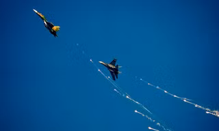 Tiêm kích Su-30MK2 thả bẫy nhiệt trên bầu trời TPHCM