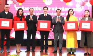 Ngành Giáo dục Hà Nội tặng quà Tết cho giáo viên khó khăn Ảnh: H.H