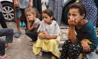 Một xe quân sự của Israel đi tuần ở Dải Gaza ngày 7/5. (Ảnh: Reuters)