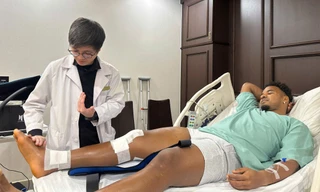 Bác sĩ kiểm tra tình trạng của cầu thủ Xuân Son sau mổ