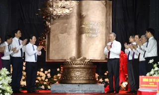 Tổng Bí thư Tô Lâm trao tặng tác phẩm điêu khắc 'Việt Nam - những trang sử vàng'