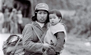 Cô bộ đội trên đường ra trận cứu em bé