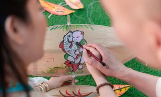 Hàng trăm bạn trẻ đội nắng check-in dưới trời diều rực rỡ ngoại thành Hà Nội