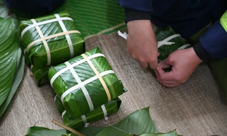 Những người lính áo xanh trổ tài gói bánh chưng đón Tết Nguyên đán