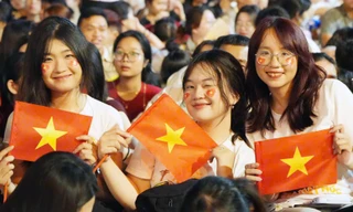 TP. HCM: Đêm không ngủ trước giờ G Đại lễ 30/4 - Biển người chờ đón Kỷ niệm 50 năm Ngày Giải phóng miền Nam