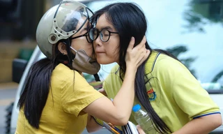Hà Nội: Thí sinh áp lực thi ngày cuối, phụ huynh đứng ngồi không yên trước cổng trường