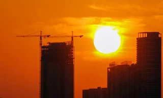 Chùm ảnh: Hoàng hôn mơ mộng trên Hồ Tây sau cơn mưa