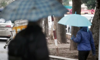 Sinh viên vượt mưa rét đến trường