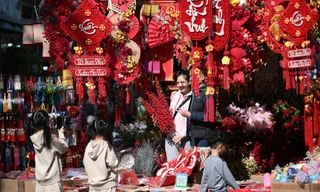 Người trẻ Hà Nội háo hức xuống phố đón Tết, mang mùa xuân về nhà