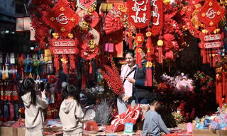 Người trẻ Hà Nội háo hức xuống phố đón Tết, mang mùa xuân về nhà