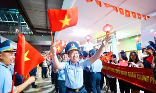 Tuổi trẻ Thủ đô tiễn bộ đội, dân quân lên đường hợp luyện diễu binh Kỷ niệm 50 năm Ngày Giải phóng miền Nam