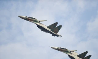 Màn trình diễn mãn nhãn của tiêm kích Su-30MK2 và trực thăng Mi trên bầu trời Hà Nội