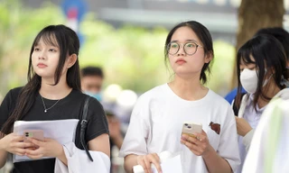 Nắng 36 độ C, sĩ tử Hà Nội làm thủ tục kỳ thi tốt nghiệp THPT 2025 