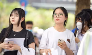 Nắng 36 độ C, sĩ tử Hà Nội làm thủ tục kỳ thi tốt nghiệp THPT 2025 