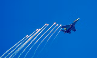 Quốc kỳ tung bay giữa trời xanh, tiêm kích SU-30MK2 thả bẫy nhiệt rực sáng bầu trời TP. HCM