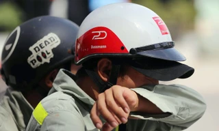 Mưu sinh dưới nắng lửa: Người trẻ Thủ đô ‘oằn mình’ giữa trời 40 độ C