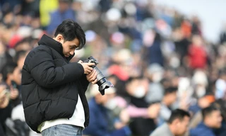 Hàng ngàn người dân háo hức chờ đón màn trình diễn máy bay tại Lễ khai mạc 'Triển lãm Quốc phòng 2024'