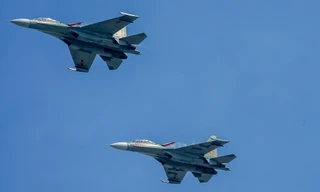 Tiêm kích Su-30MK2 chao lượn trên bầu trời TP. HCM, sẵn sàng cho Đại lễ 30/4