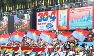 Mãn nhãn với màn diễu binh cực chất, bạn trẻ Sài Gòn tự hào gọi tên Việt Nam