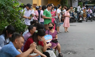 Thí sinh đến sớm tại điểm thi, phụ huynh thấp thỏm ngoài cổng