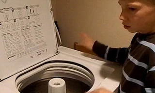 Cậu bé 10 tuổi chơi nhạc chuyên nghiệp trên... máy giặt