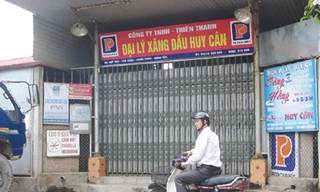 Cây xăng này (Khoái Châu, Hưng Yên) viện cớ bận, hết hàng nên đã đóng cửa nhiều ngày qua Ảnh: Văn Việt