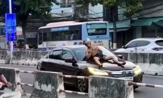 Một người nước ngoài nhảy múa trên đường, đập phá xe ô tô tại Nha Trang