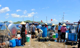 Hàng nghìn người dân sống trên đảo ở Nha Trang được cấp nước sinh hoạt trở lại 