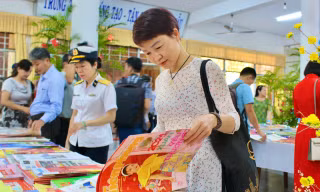 Gửi tặng hơn 4.000 ấn phẩm báo Xuân đến quân, dân Trường Sa