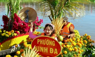 Hội đua thuyền trên sông Dinh