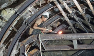 Đường sắt Bắc - Nam còn ách tắc 3 ngày tới vì sạt lở hầm Bãi Gió