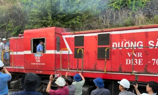 Thông tuyến đường sắt Bắc - Nam sau gần 10 ngày sạt lở hầm Bãi Gió