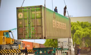 Sạt lở hầm đường sắt Bãi Gió: Vất vả trung chuyển hàng hóa dưới nắng nóng