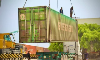 Sạt lở hầm đường sắt Bãi Gió: Vất vả trung chuyển hàng hóa dưới nắng nóng