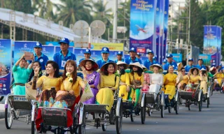 1.500 người diện áo dài, đi xích lô quanh phố biển Nha Trang