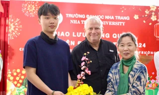 Sinh viên nước ngoài hào hứng tìm hiểu Tết Việt