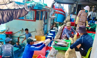 Ngư dân đón lộc đầu năm sau chuyến biển xuyên Tết ở Trường Sa