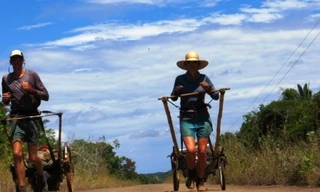 Cặp đôi kéo xe đi bộ 10.300 km xuyên Nam Mỹ