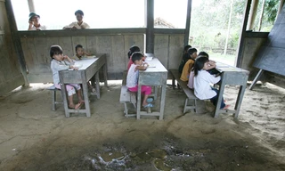 Trong lớp học tranh tre nứa lá, cô trò vẫn miệt mài bài giảng