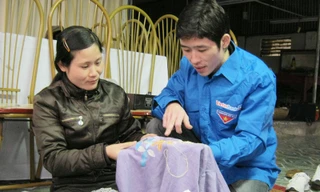 Nguyễn Thế Quyết (phải) dạy nghề cho bạn trẻ. Ảnh: Doãn Mẫn